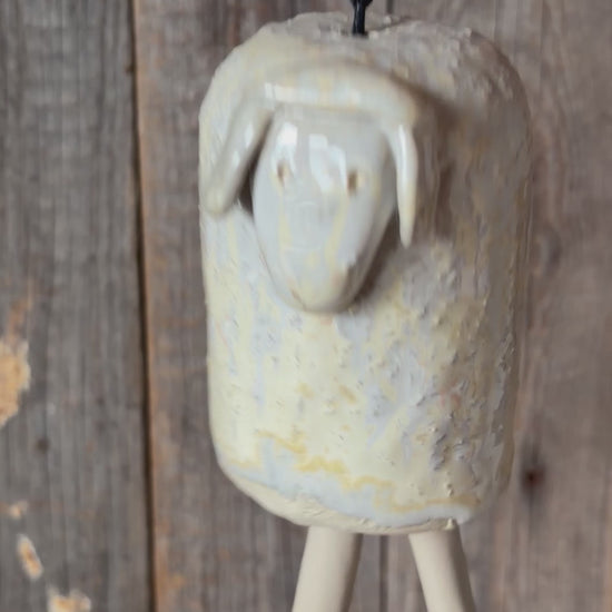 video di una campanella a forma di pecora che suona