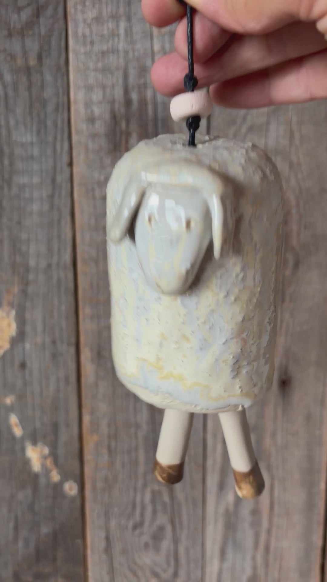 video di una campanella a forma di pecora che suona