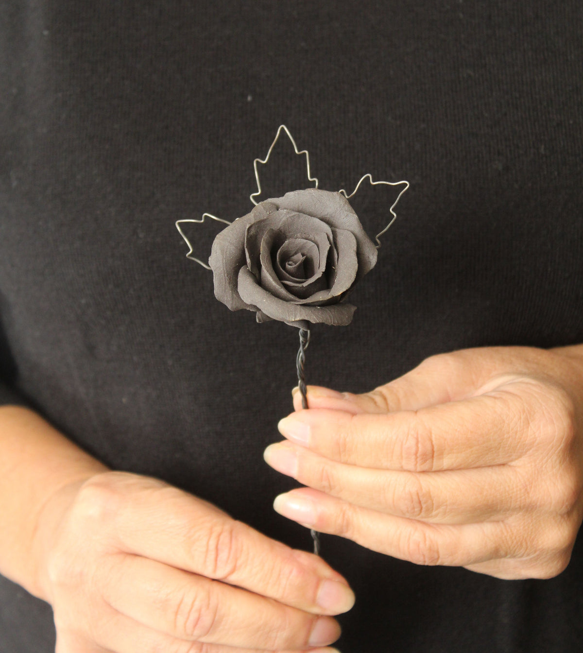 un fiore in ceramica nera, una rosa