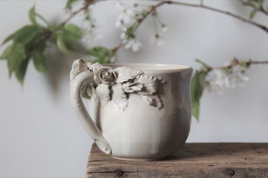 Tazza Ghirlanda (avorio) - Tazza in gres artigianale