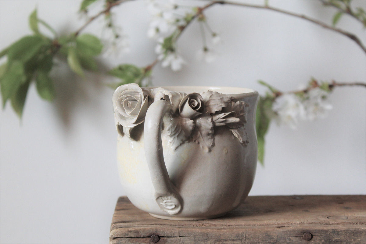 Tazza Ghirlanda (avorio) - Tazza in gres artigianale