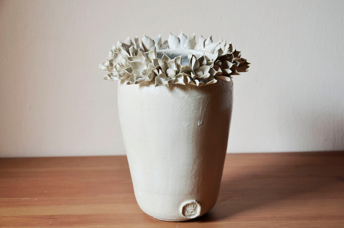 vaso alto bianco in gres con fiori di dalia