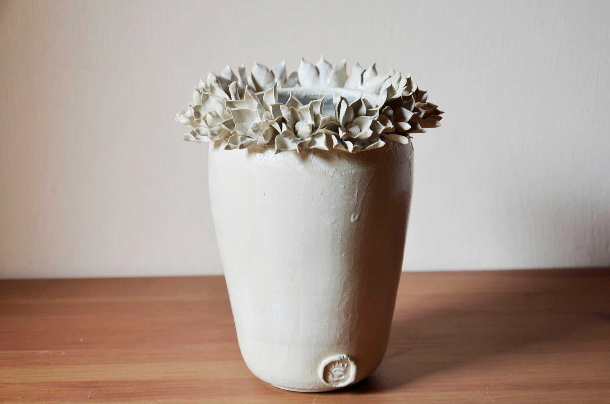 vaso alto bianco in gres con fiori di dalia