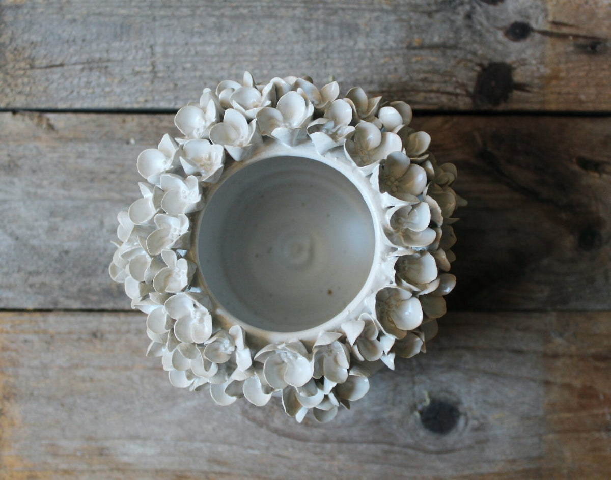 vaso sferico in gres bianco con fiori di ortensia